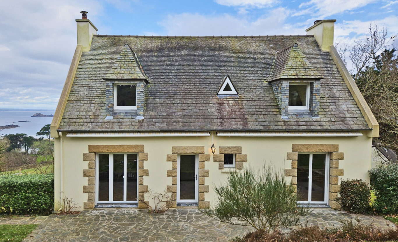 porte-fenetre 2 vantaux fenetre 1 vantail et velux a rotation en pvc blanc