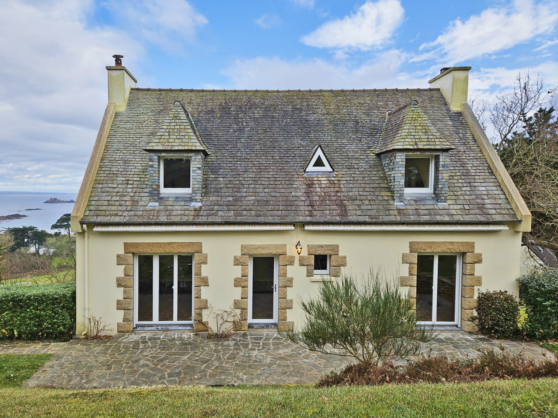 porte-fenetre 2 vantaux fenetre 1 vantail et velux a rotation en pvc blanc