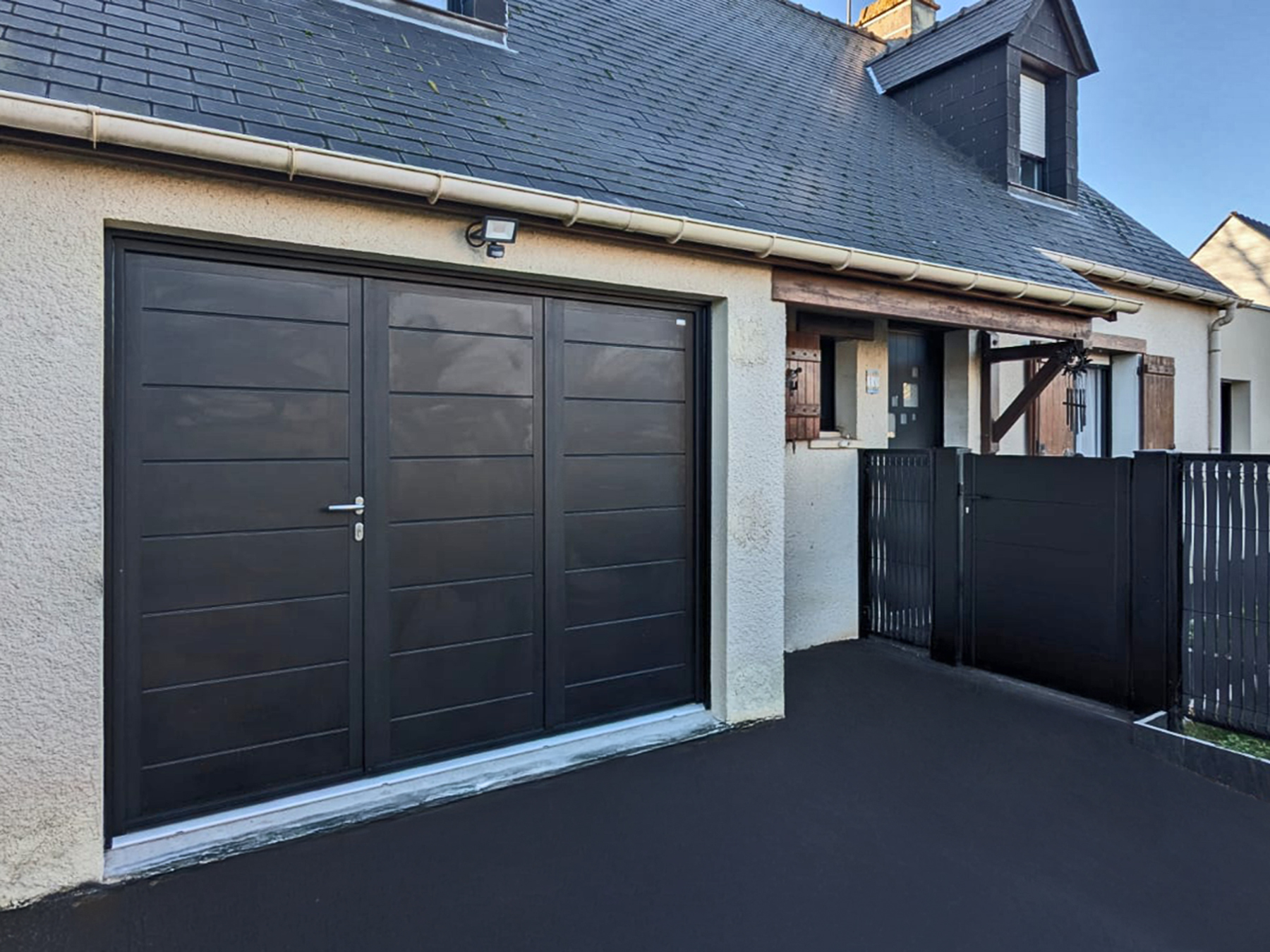 porte de garage battante kiclos 3 vantaux en aluminium noir