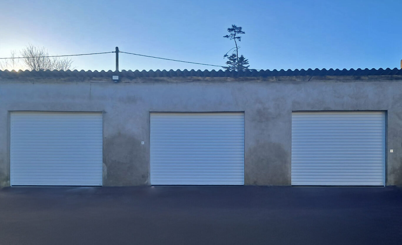 portes de garage rollmatic kiclos en pvc blanc vue exterieure