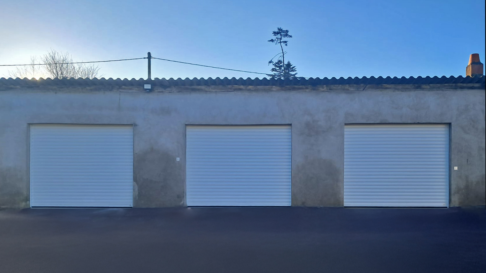 portes de garage rollmatic kiclos en pvc blanc vue exterieure
