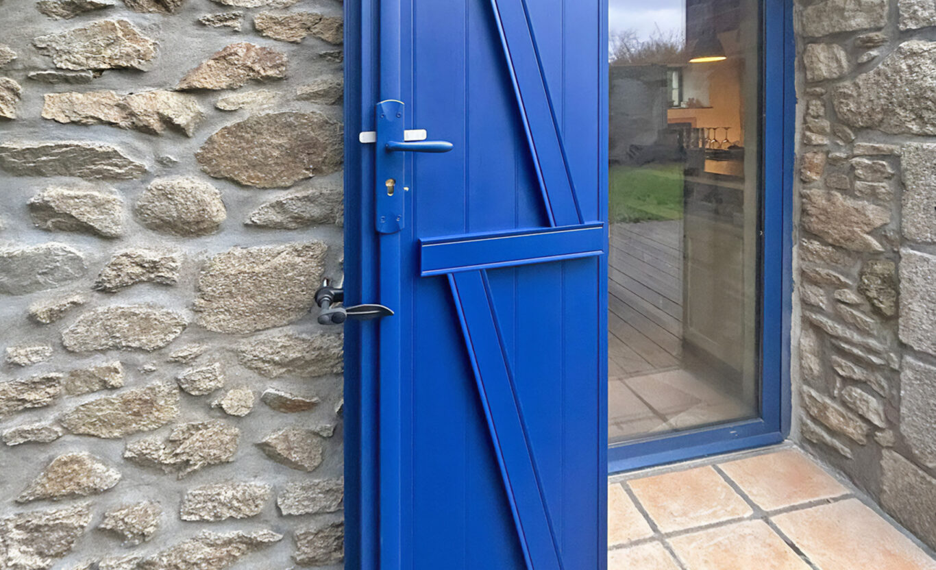 volet battant avec poignee et serrure pour l'entree en pvc bleu