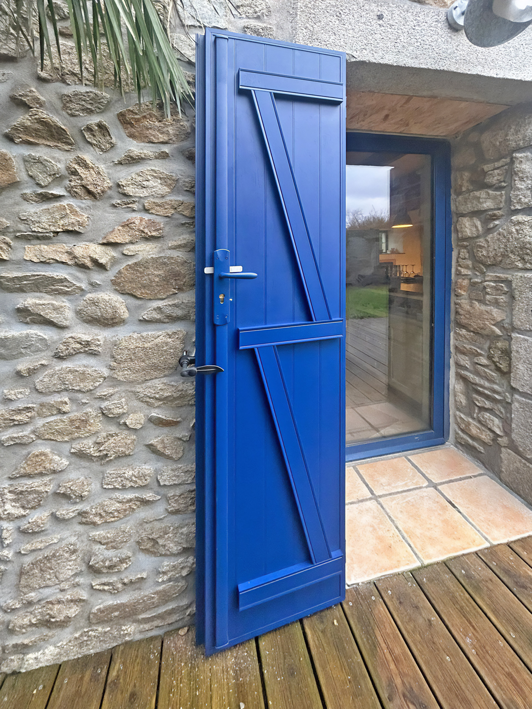 volet battant avec poignee et serrure pour l'entree en pvc bleu