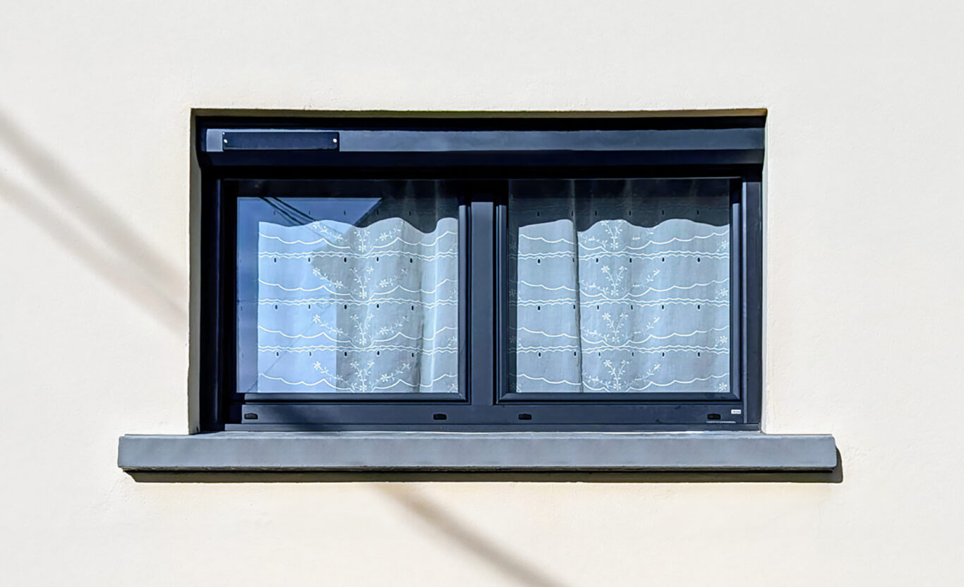 fenetre avec meneau central en pvc et volets roulants solaires en aluminium