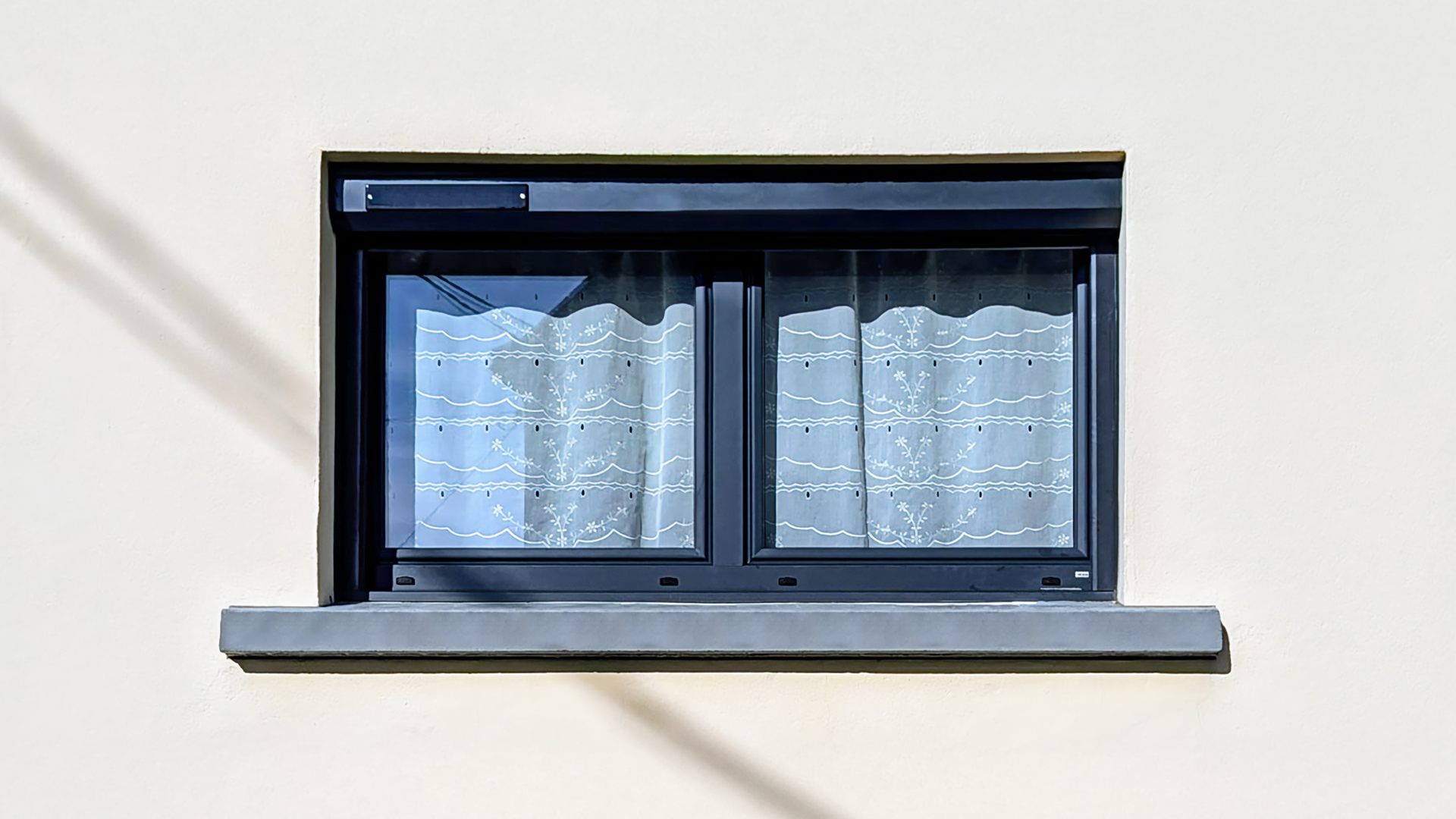 fenetre avec meneau central en pvc et volets roulants solaires en aluminium