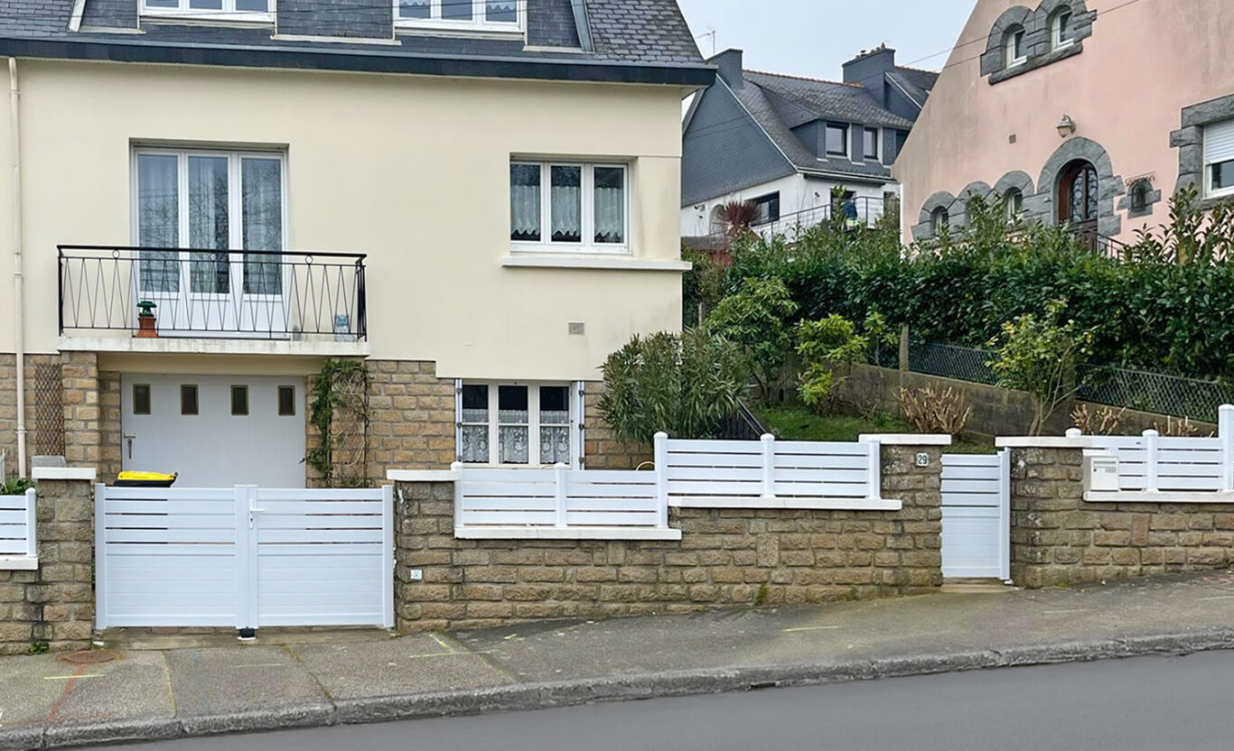 portail deux vantaux avec serrure et cloture kiclos en pvc blanc