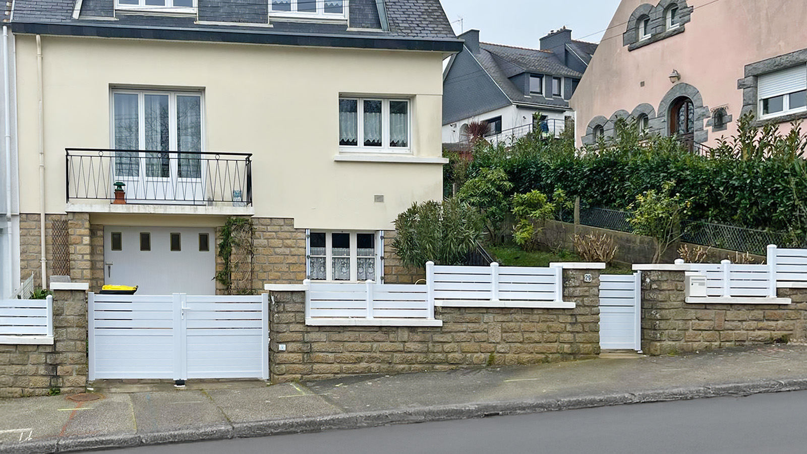 portail deux vantaux avec serrure et cloture kiclos en pvc blanc