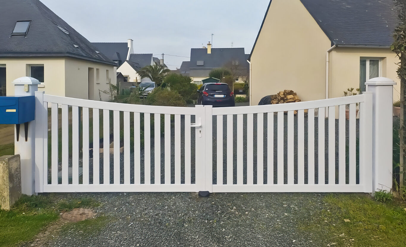 portail battant incurve en pvc blanc