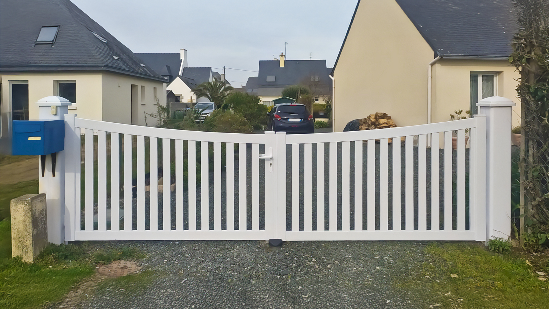 portail battant incurve en pvc blanc