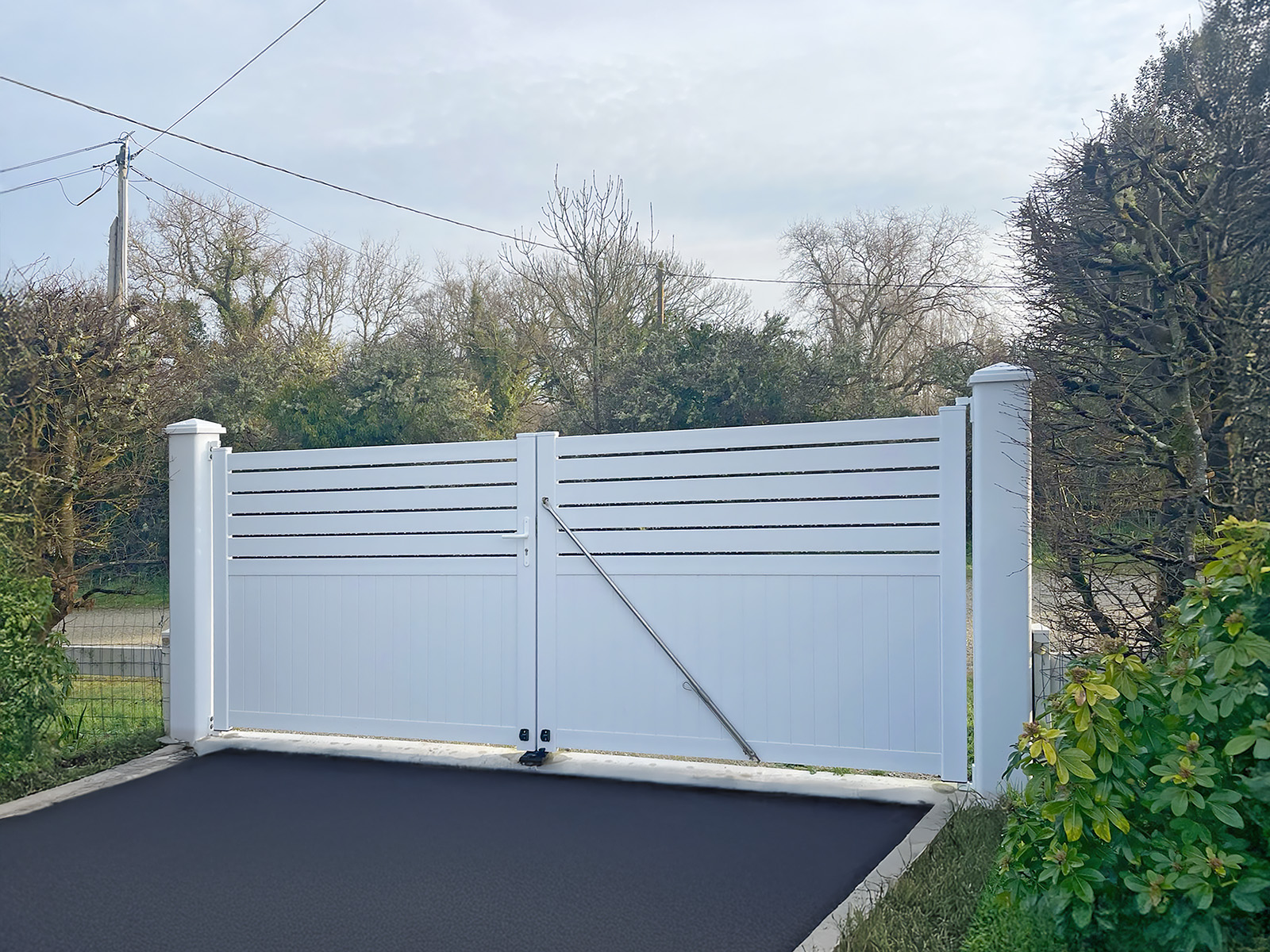 portail battant deux vantaux kiclos modele havana en pvc blanc