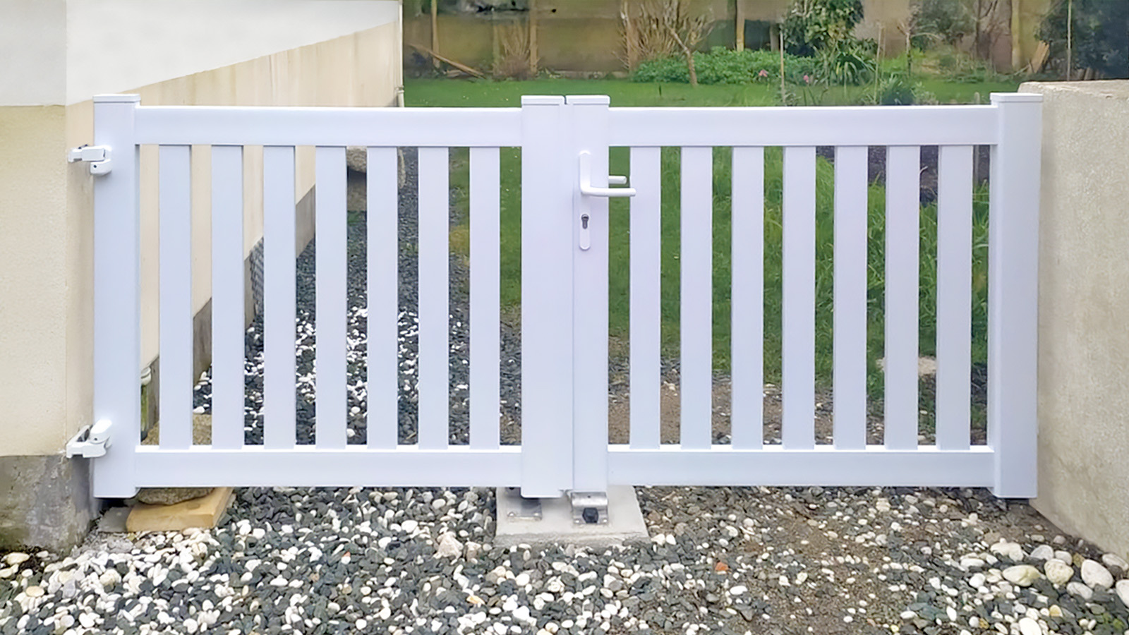 portail battant deux vantaux kiclos modele jordaan en pvc blanc