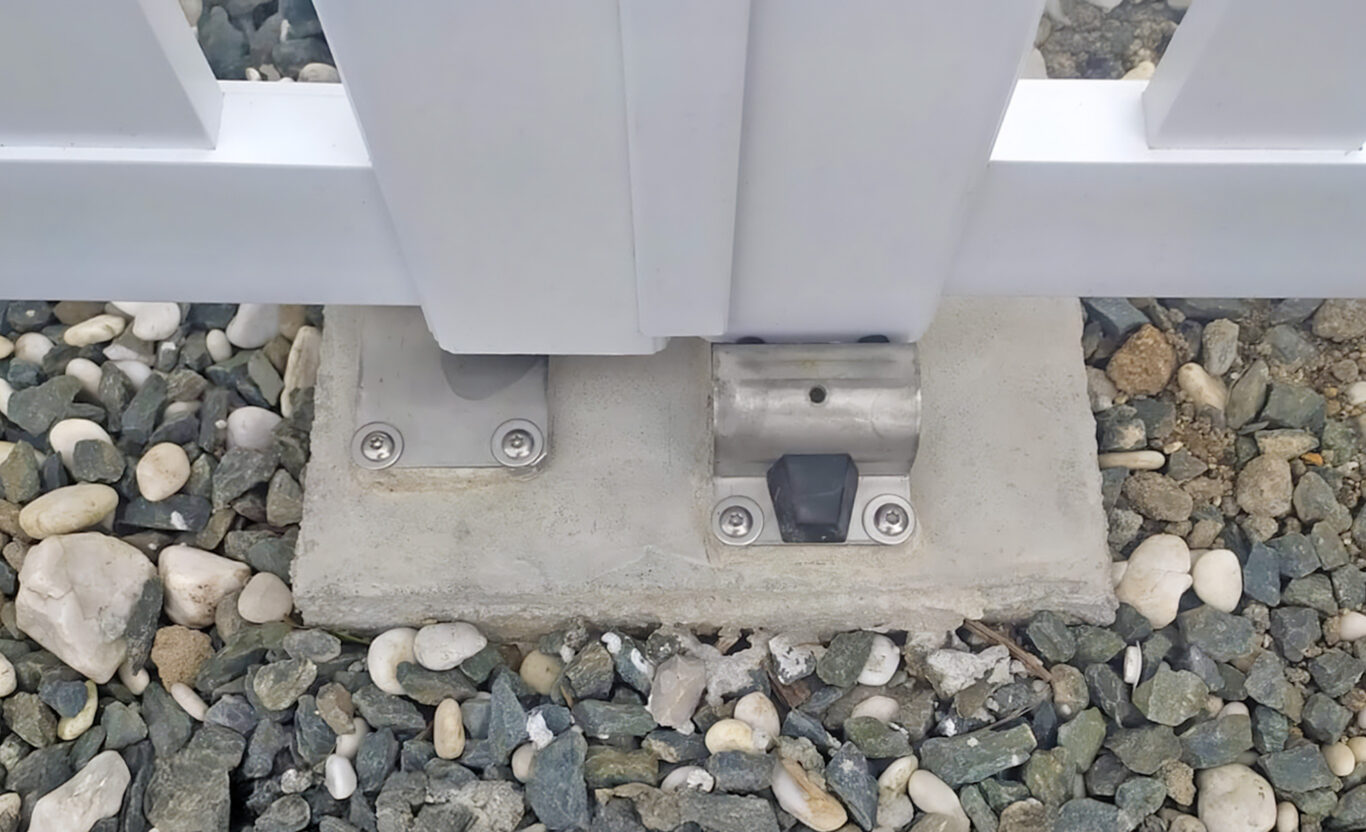 focus sur portail battant deux vantaux kiclos modele havana en pvc blanc