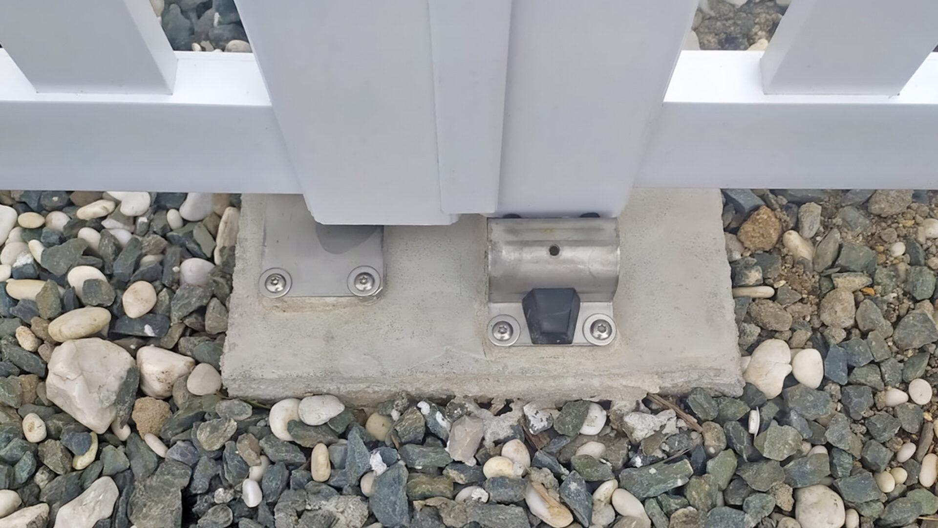 focus sur portail battant deux vantaux kiclos modele havana en pvc blanc