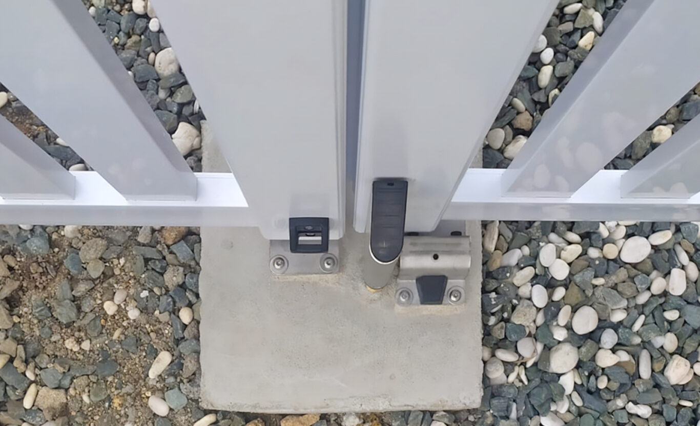 focus sur portail battant deux vantaux kiclos modele havana en pvc blanc