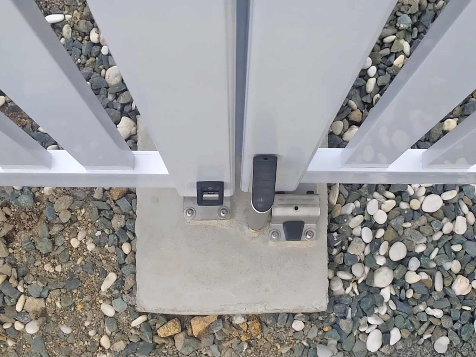 focus sur portail battant deux vantaux kiclos modele havana en pvc blanc