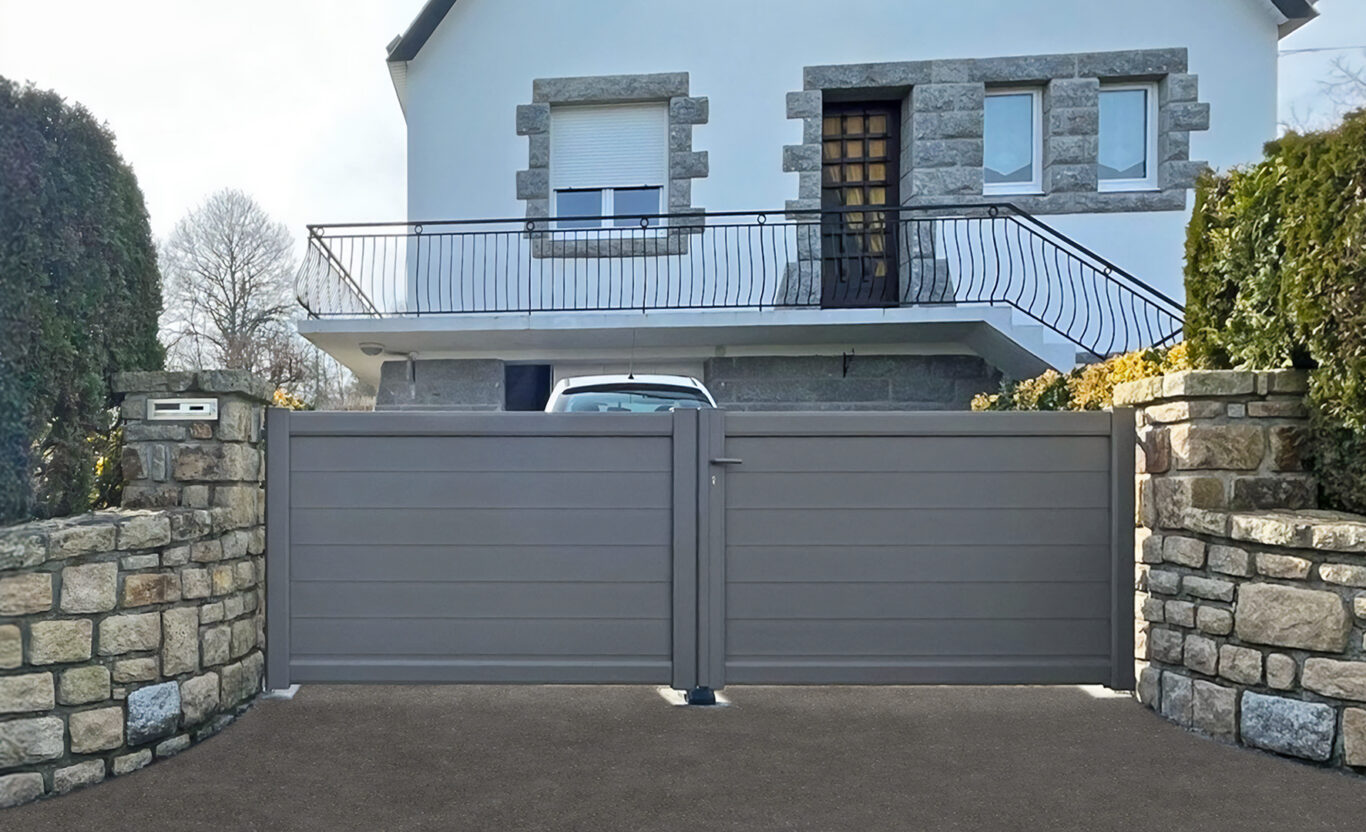 portail battant modele leto en aluminium gris-beige