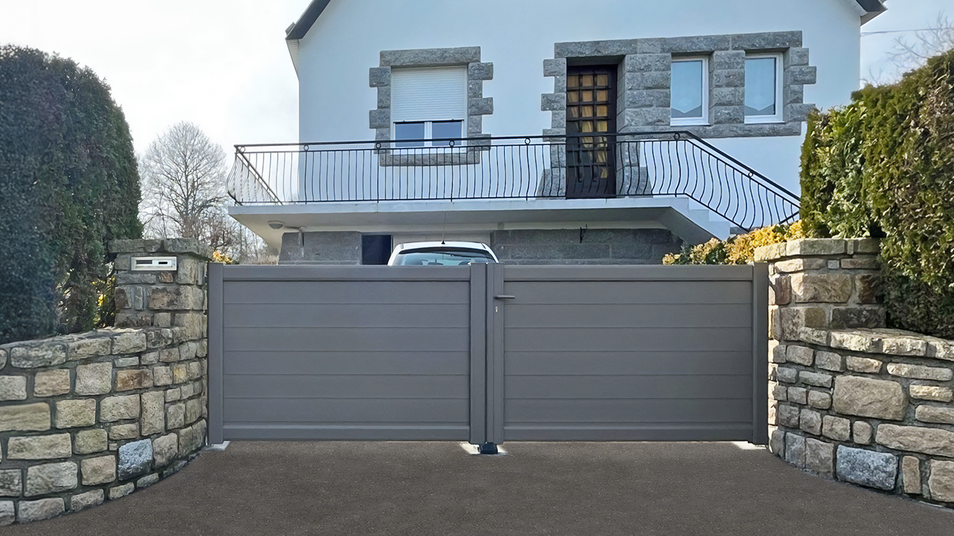 portail battant modele leto en aluminium gris-beige