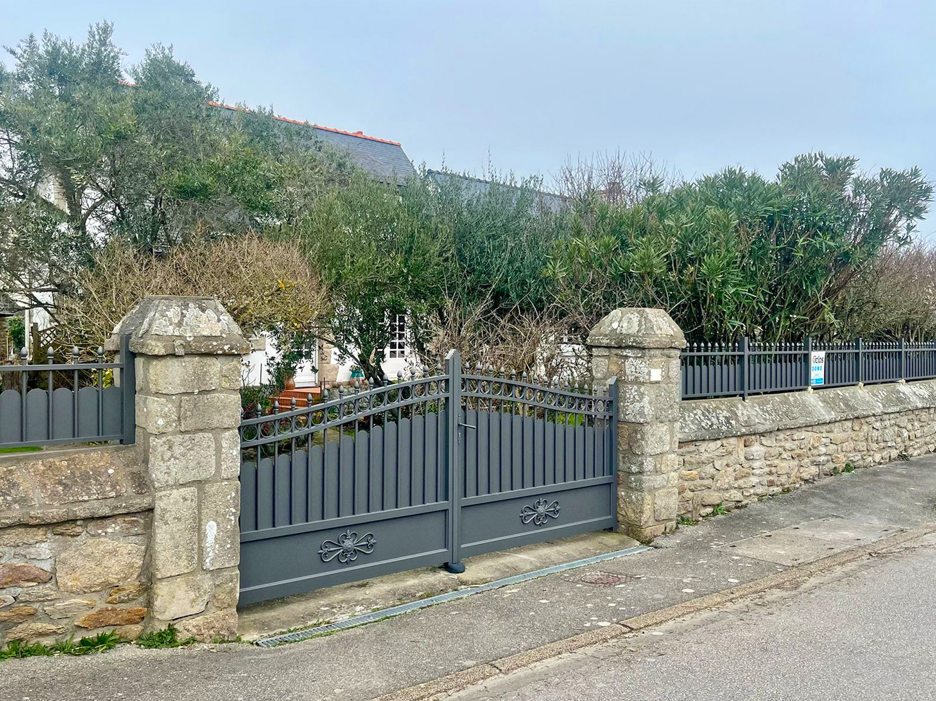 portail et cloture en aluminium gris