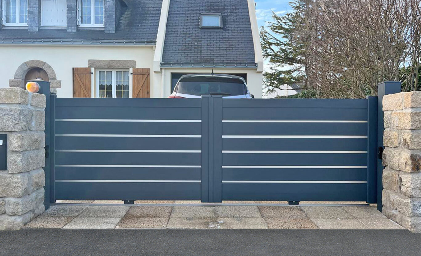 portail coulissant electrique en aluminium gris anthracite, devant