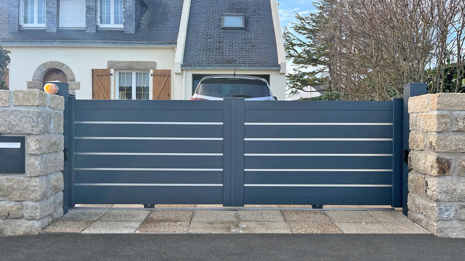 portail coulissant electrique en aluminium gris anthracite, devant