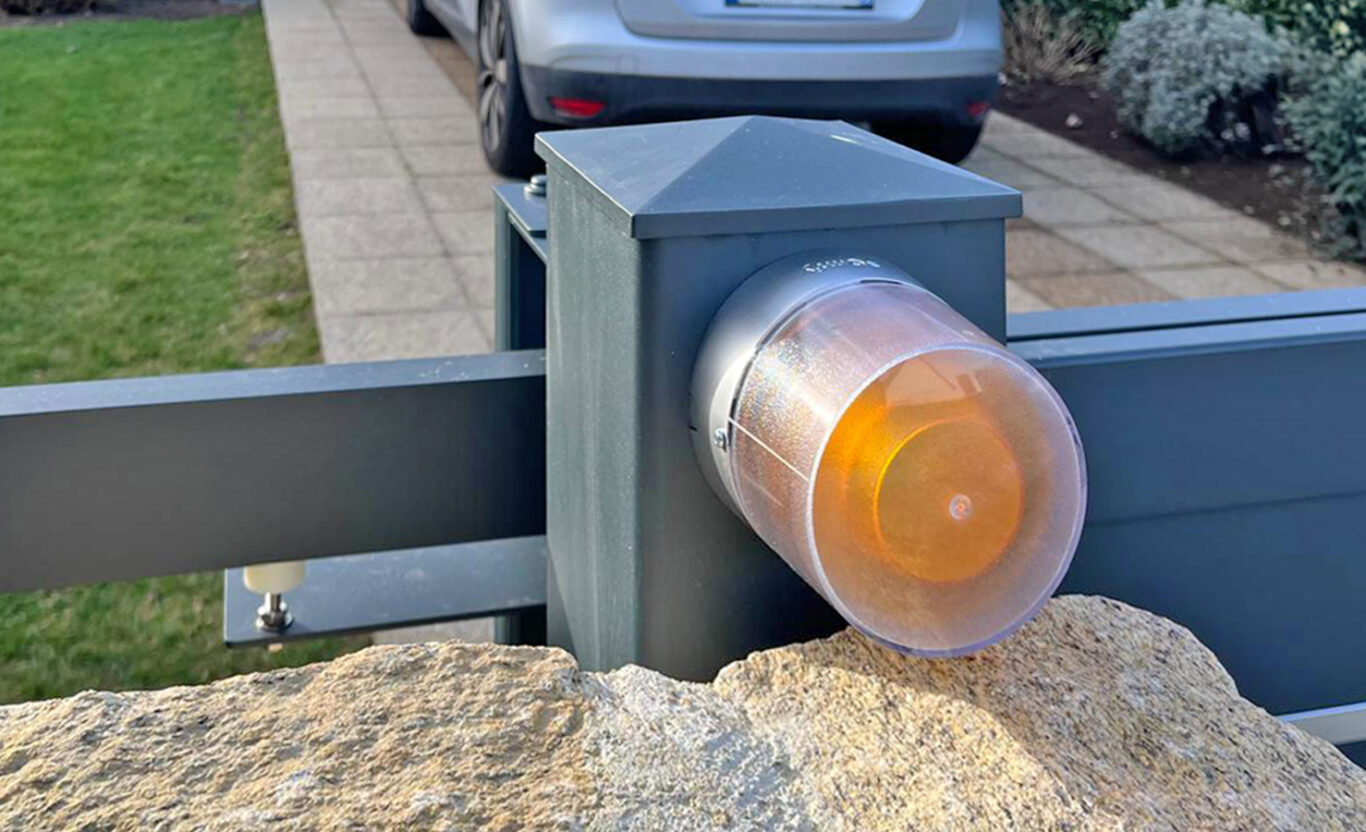 portail coulissant electrique en aluminium gris anthracite, focus