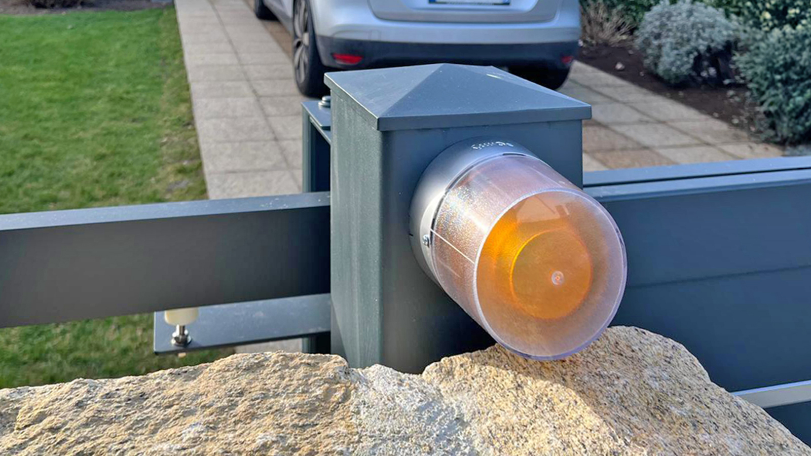 portail coulissant electrique en aluminium gris anthracite, focus