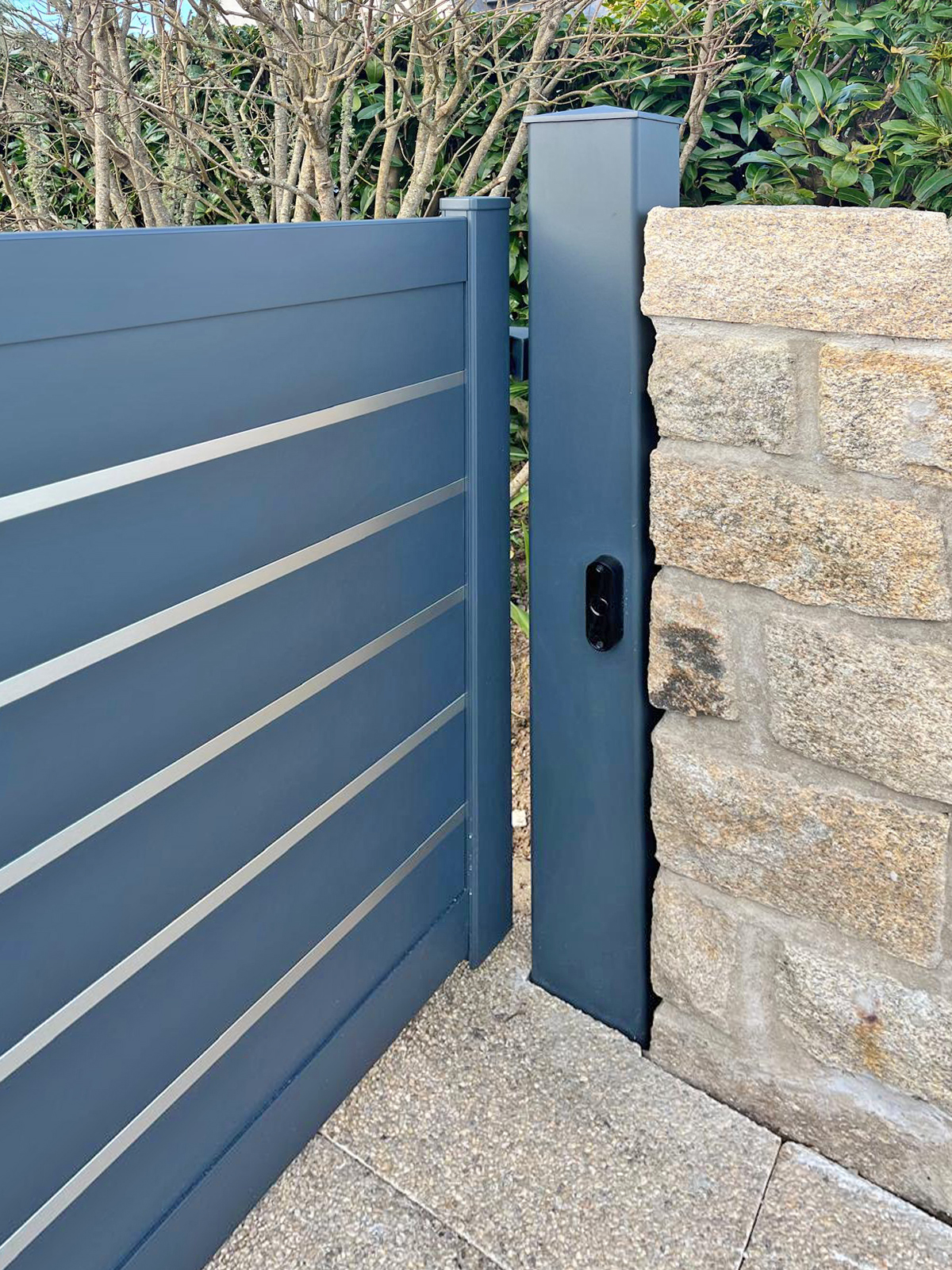 portail coulissant electrique en aluminium gris anthracite, focus fermeture