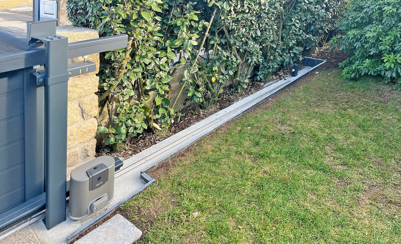 portail coulissant electrique en aluminium gris anthracite, focus rail