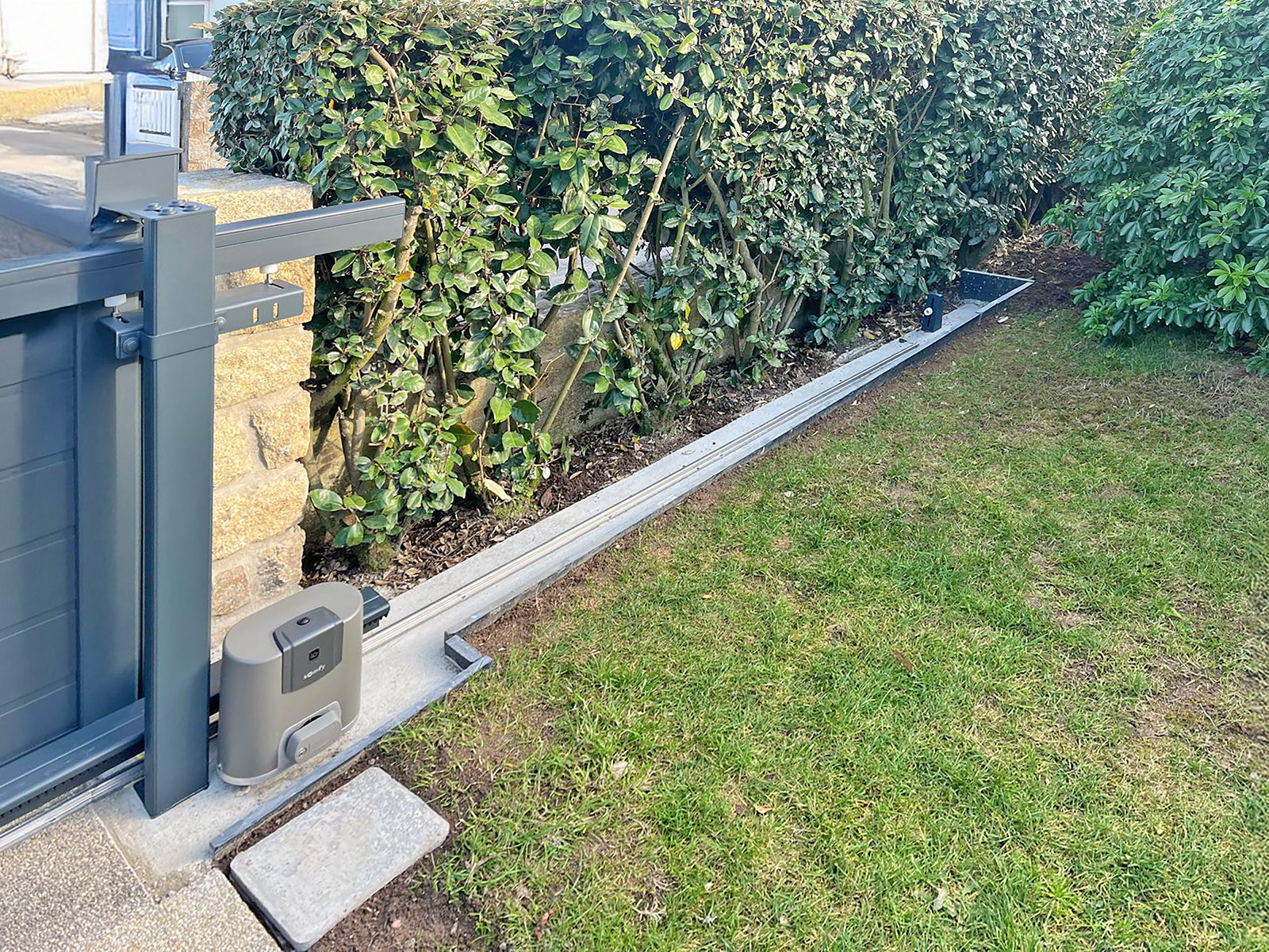 portail coulissant electrique en aluminium gris anthracite, focus rail