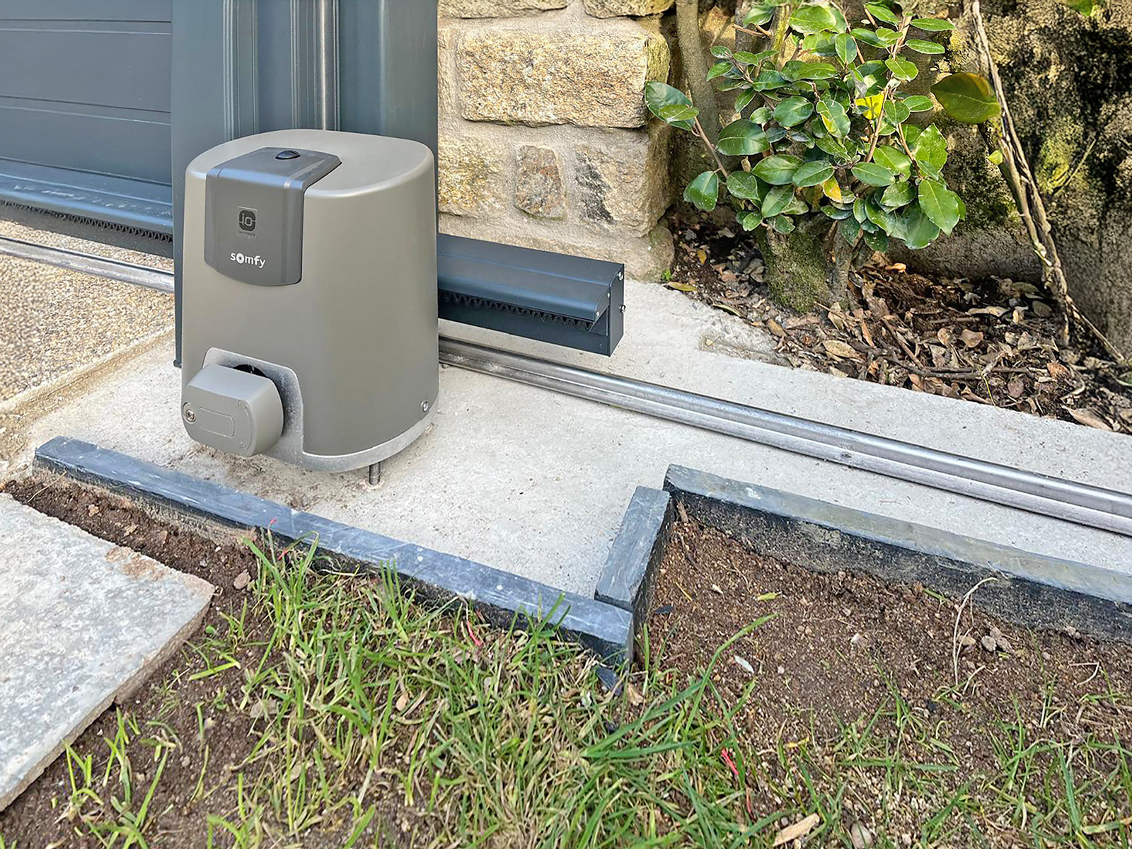 Portail coulissant électrique en aluminium gris anthracite, focus boitier somfy
