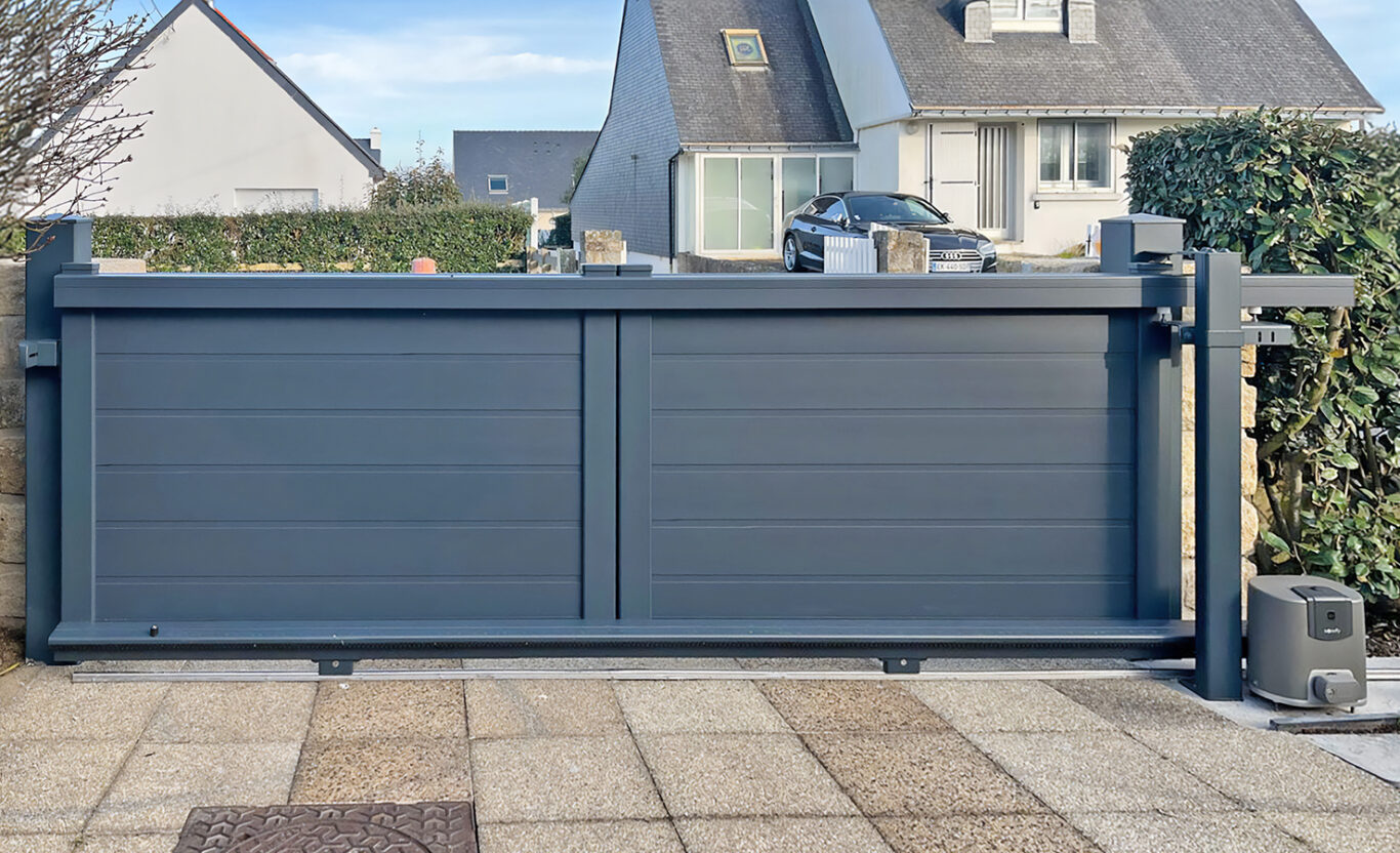 portail coulissant electrique en aluminium gris anthracite, derriere