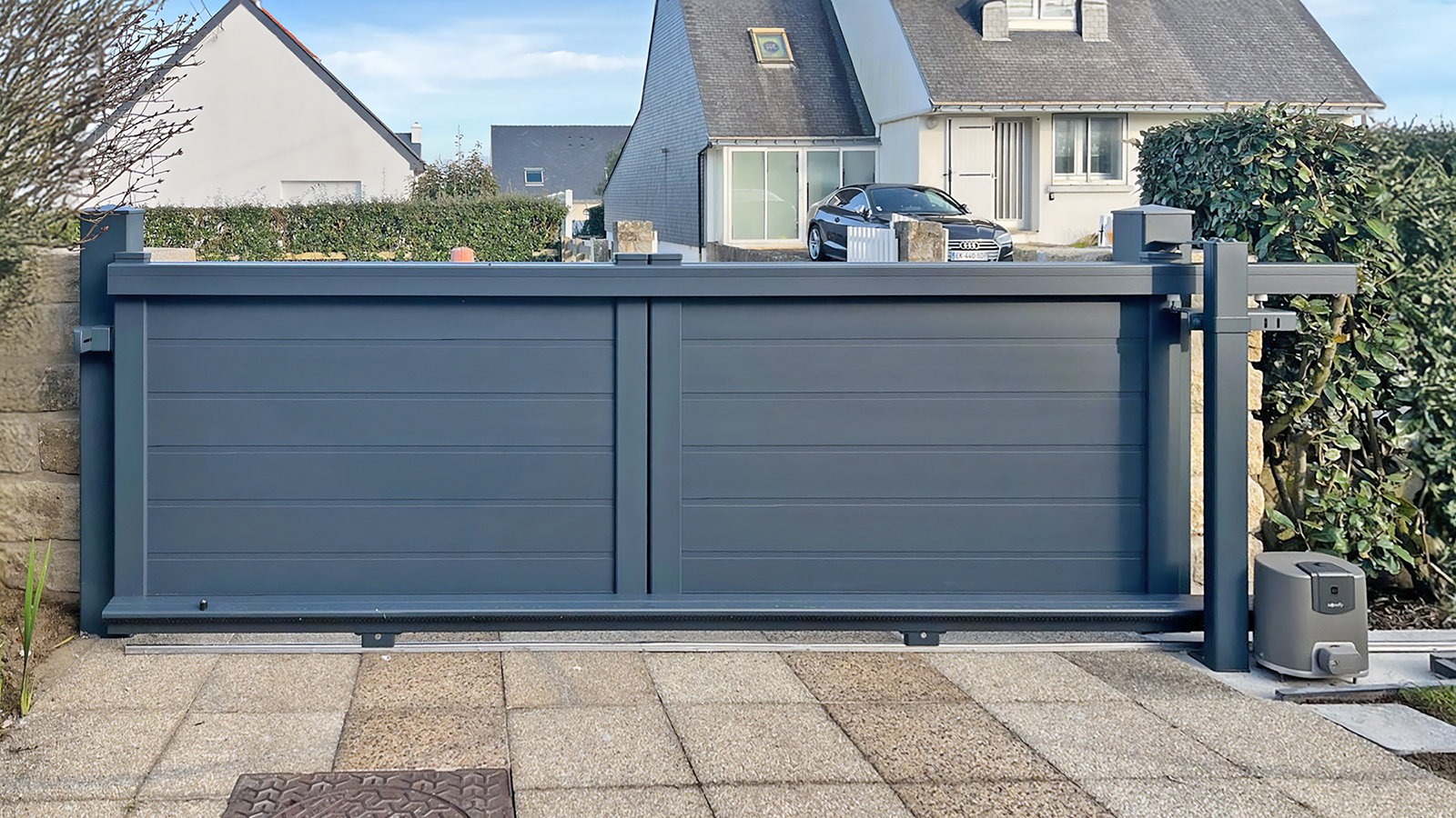 portail coulissant electrique en aluminium gris anthracite, derriere