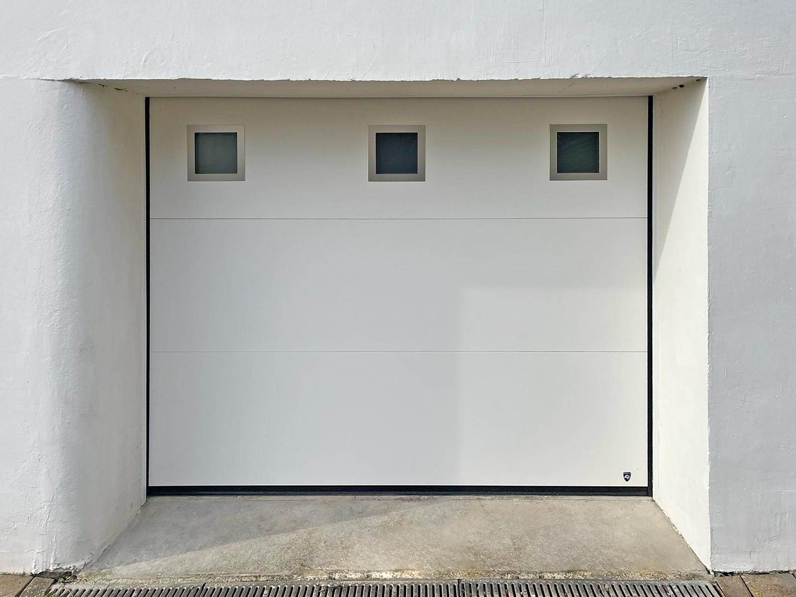 porte de garage sectionnelle plafond, motorisee, en aluminium blanc et hublot alunox