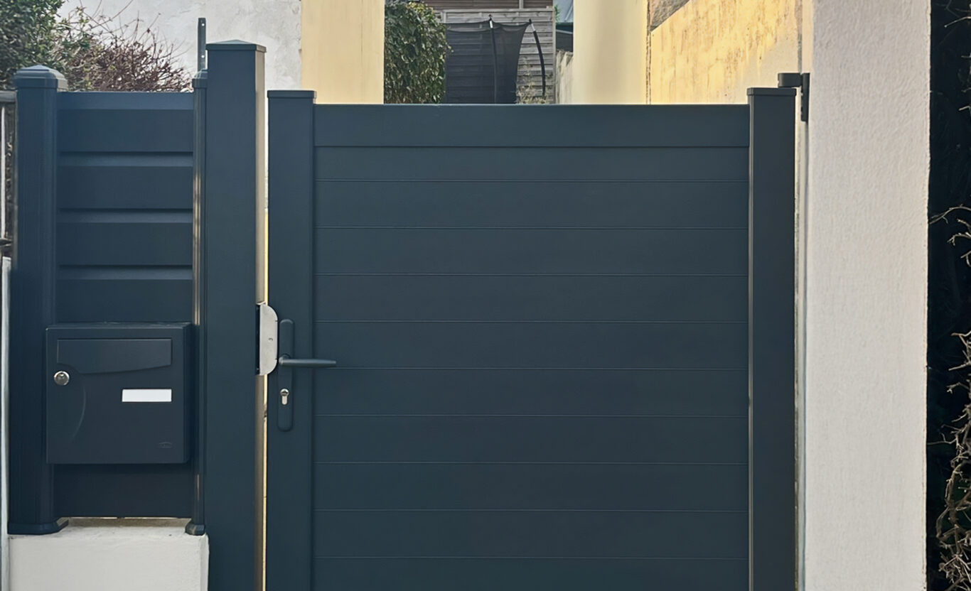 portillon battant cannebiere et clôture panneciere en aluminium gris anthracite