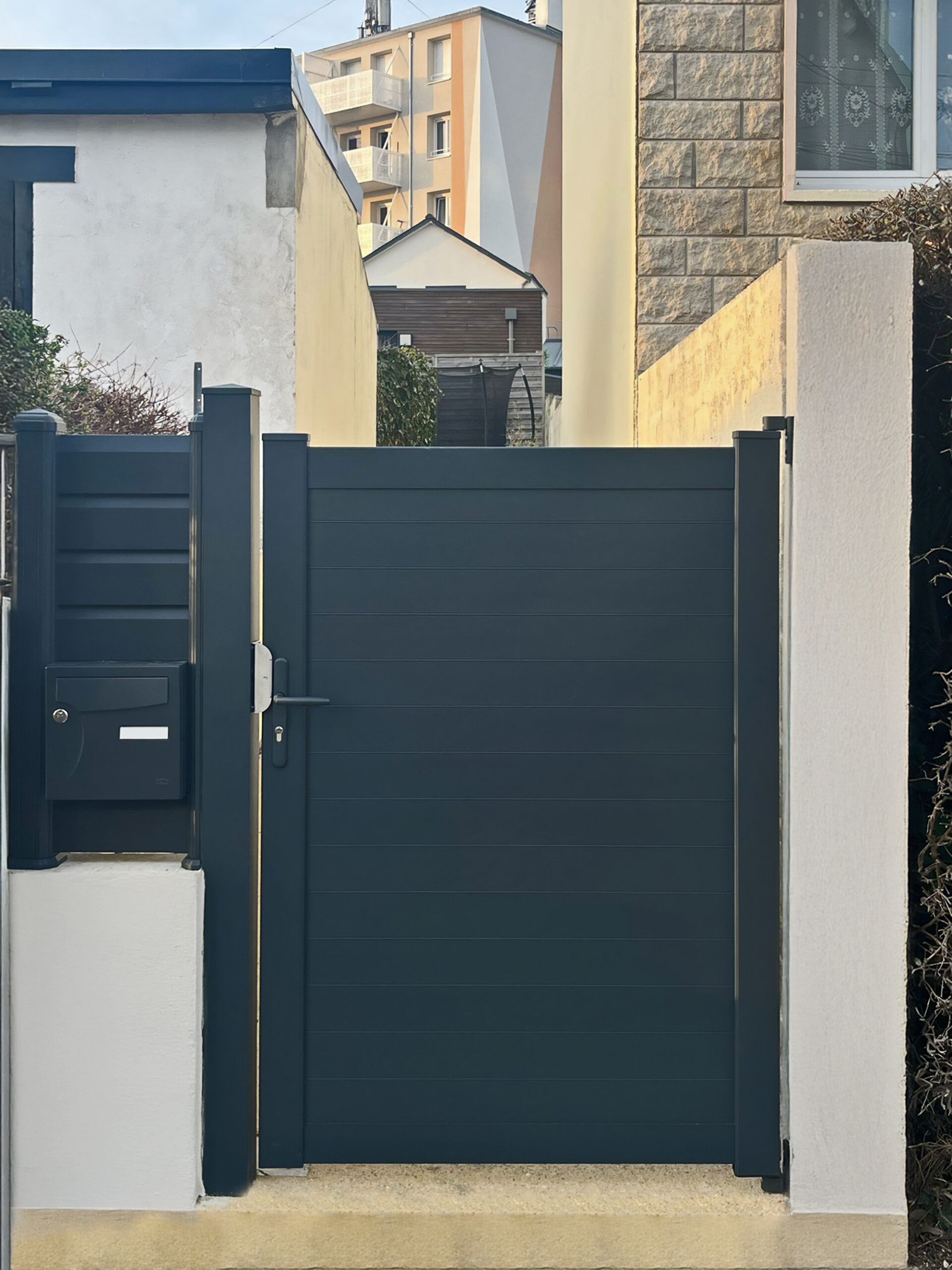 portillon battant cannebiere et clôture panneciere en aluminium gris anthracite