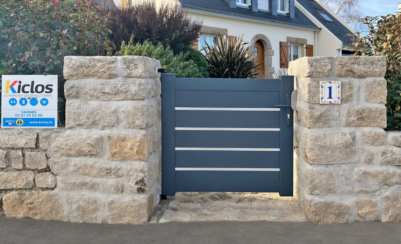 portillon en aluminium gris anthracite devant