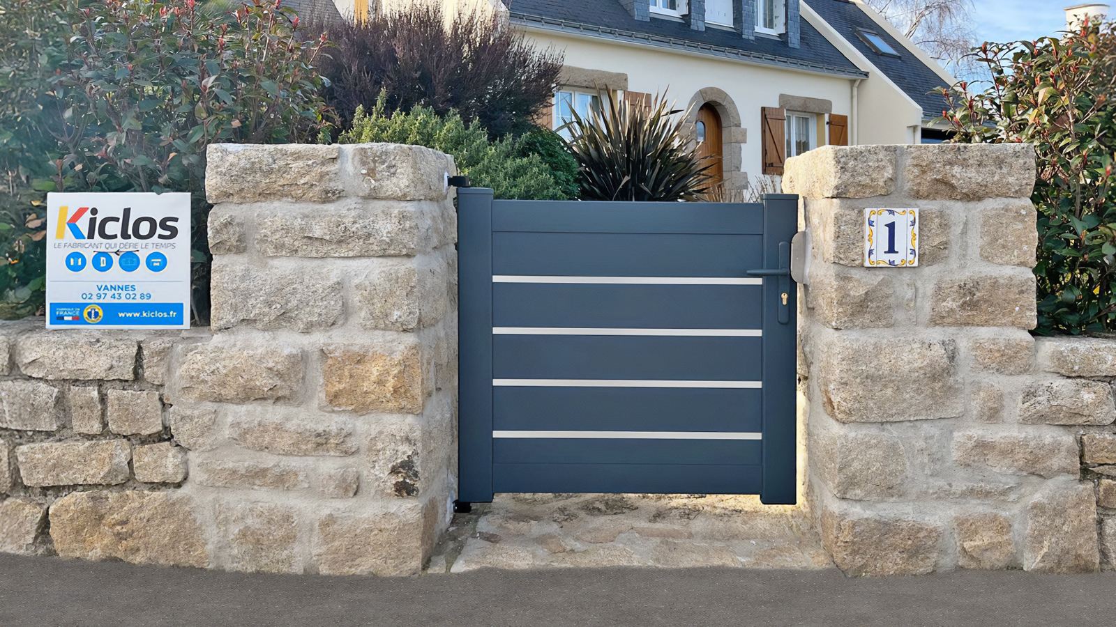 portillon en aluminium gris anthracite devant