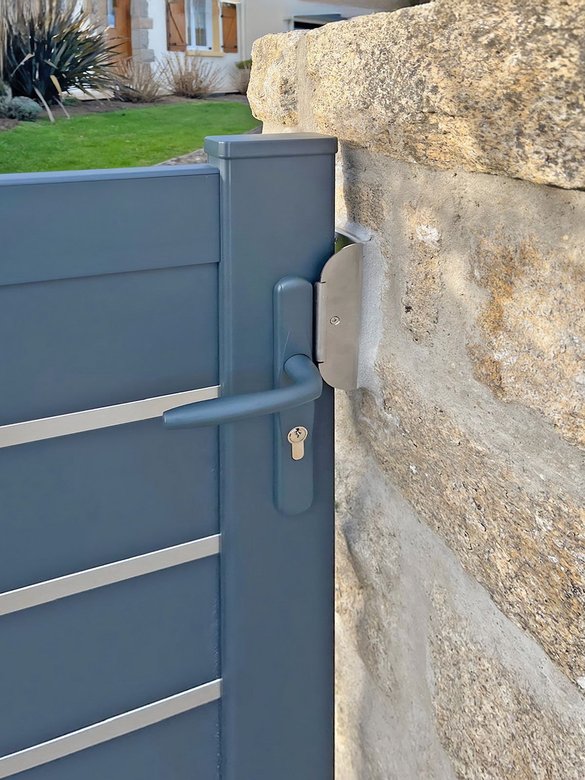 portillon en aluminium gris anthracite focus poignee