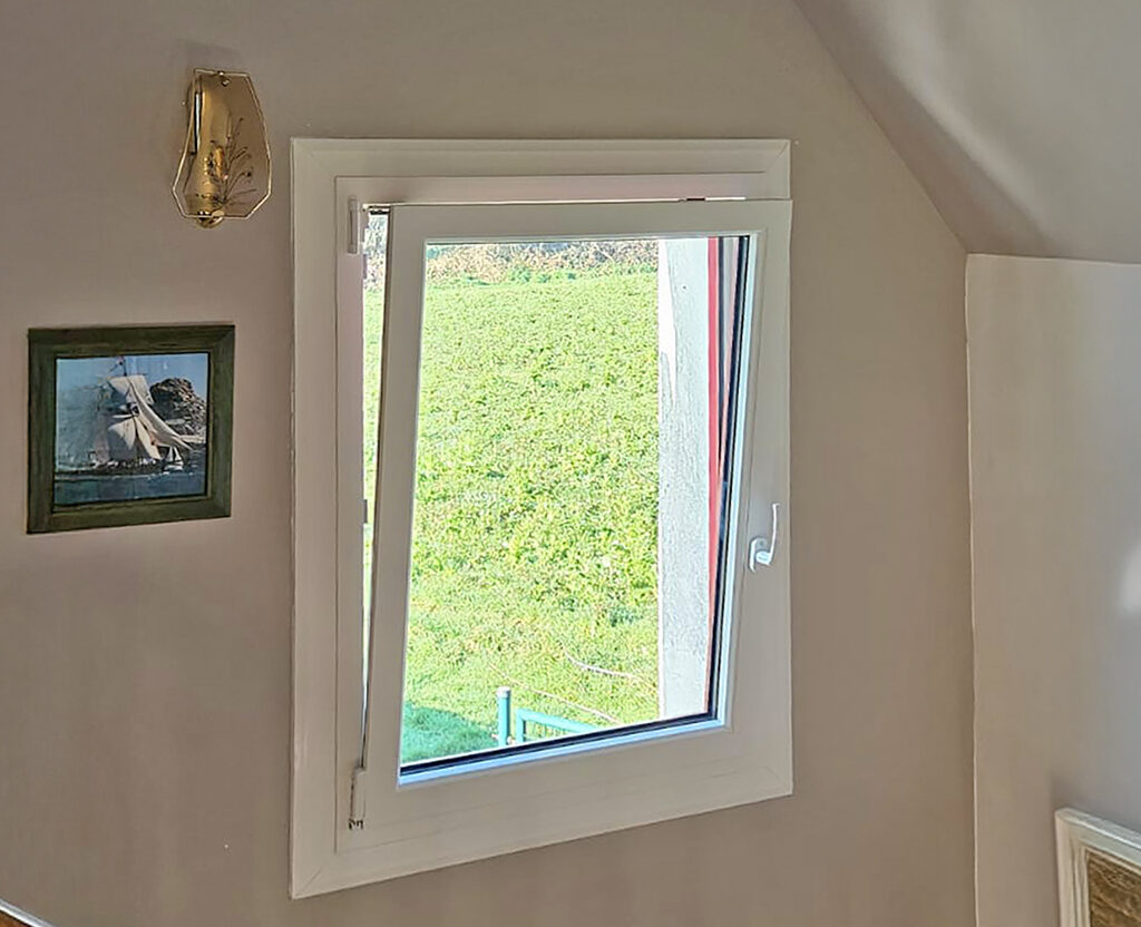 kiclos fenetre oscillo-battante en pvc blanc interieur