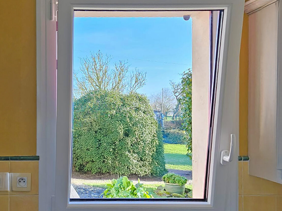 kiclos fenetre oscillo-battante en pvc blanc interieur