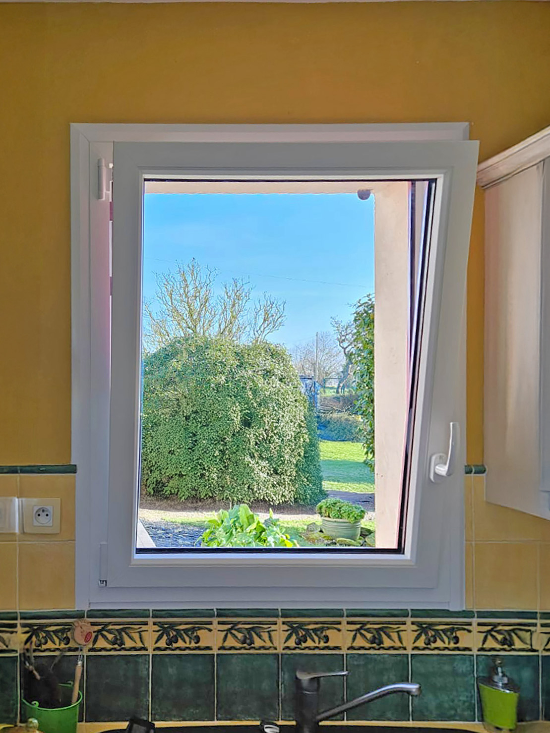 kiclos fenetre oscillo-battante en pvc blanc interieur