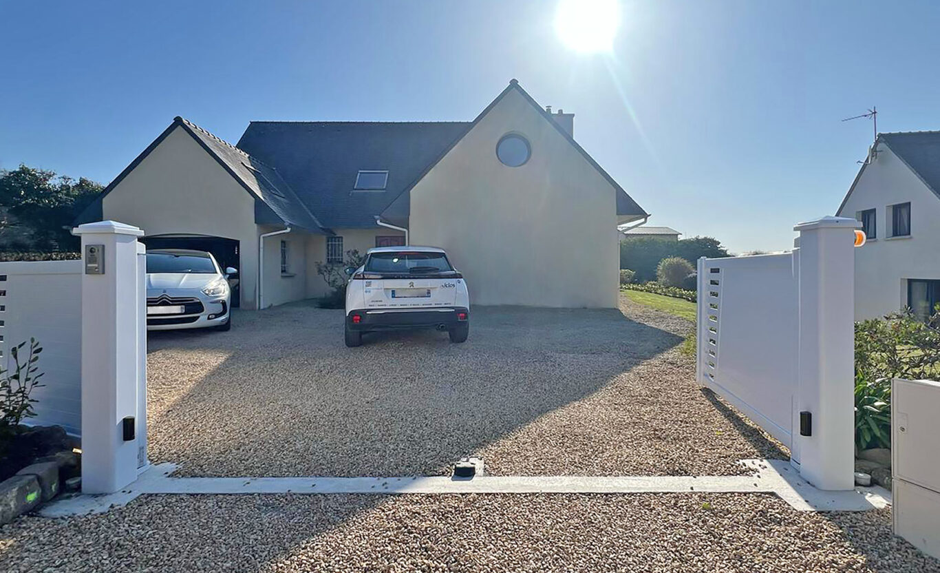 kiclos portail battant motorise aluminium blanc ouvert