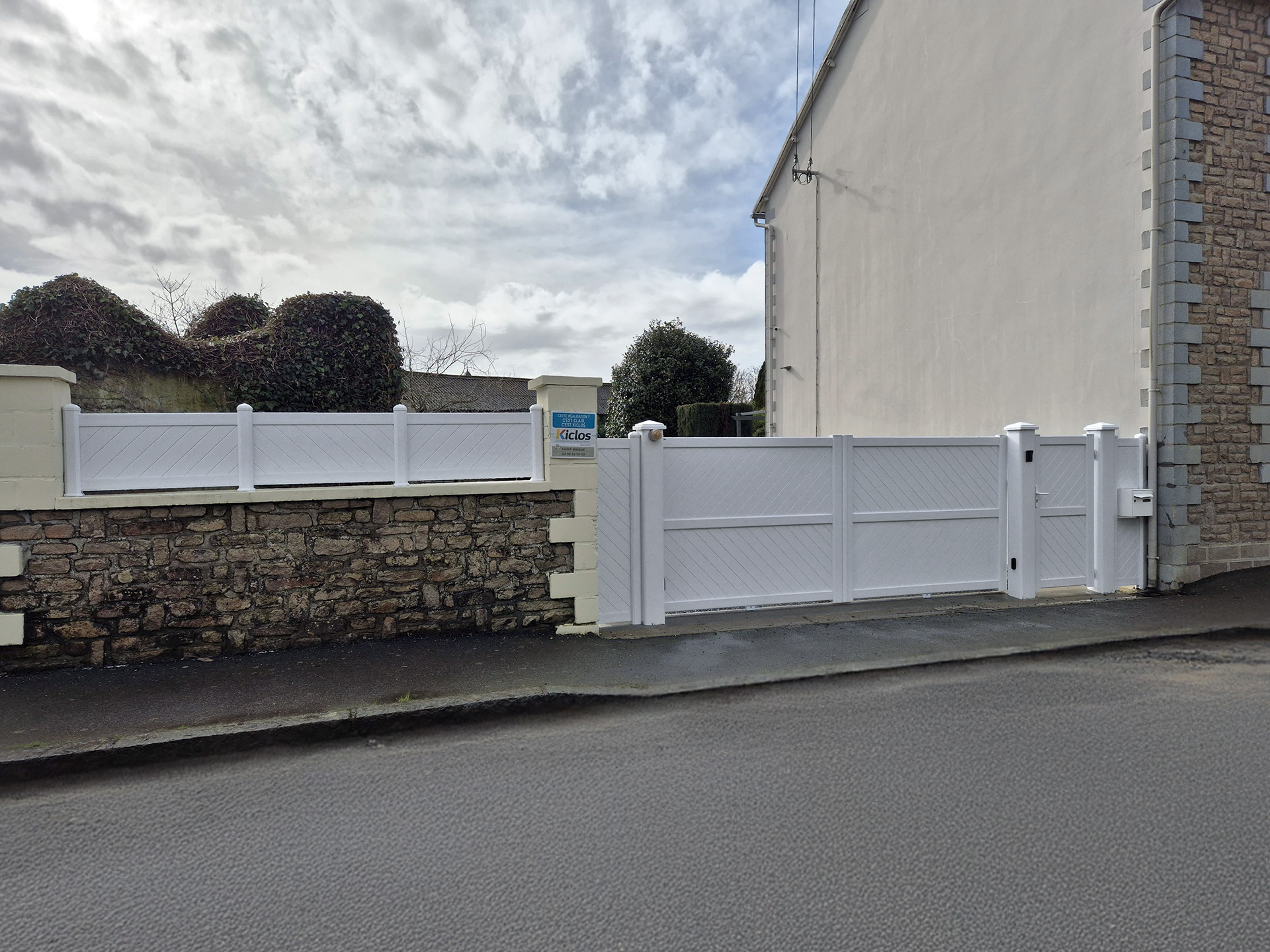 kiclos portail portillon cloture pvc blanc vue biais