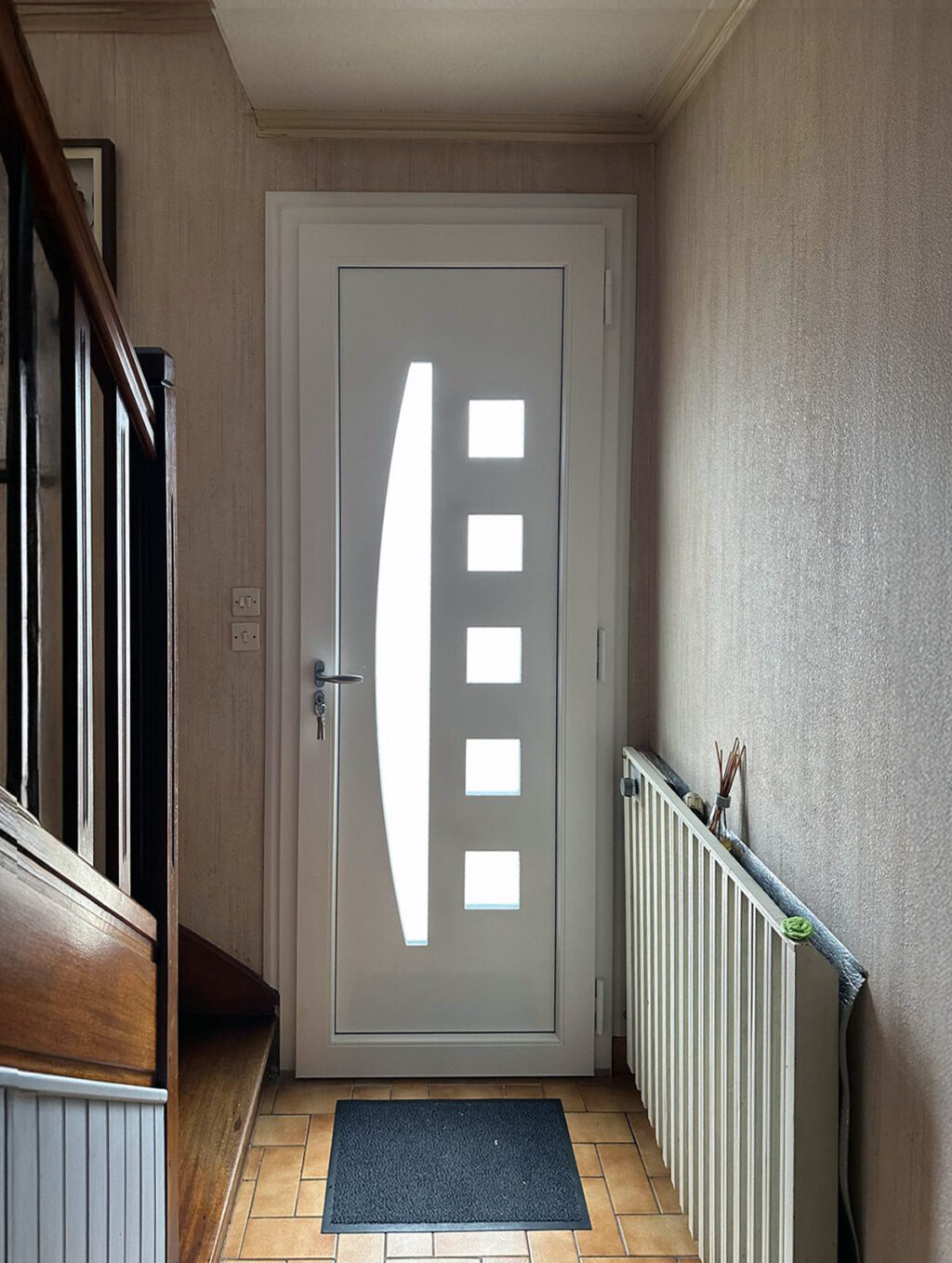 porte d'entree kiclos gamme achille avec panneau decor en pvc blanc vue interieure