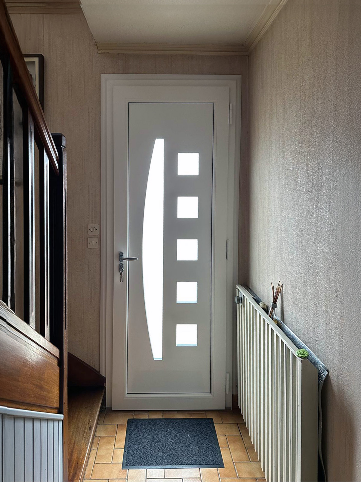 porte d'entree kiclos gamme achille avec panneau decor en pvc blanc vue interieure