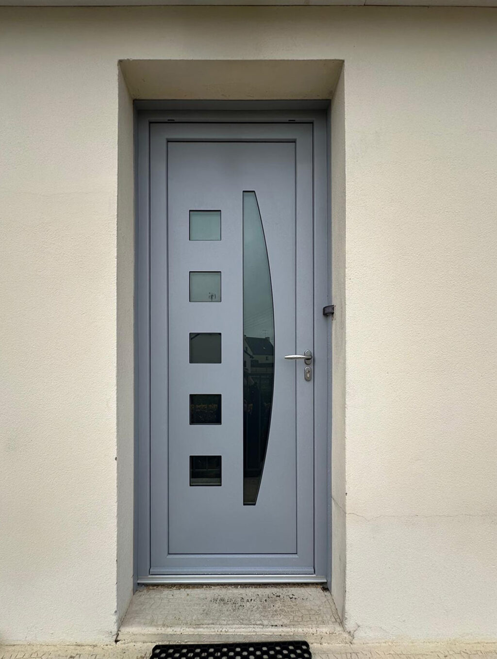 porte d'entree kiclos gamme achille avec panneau decor en pvc gris vue exterieure