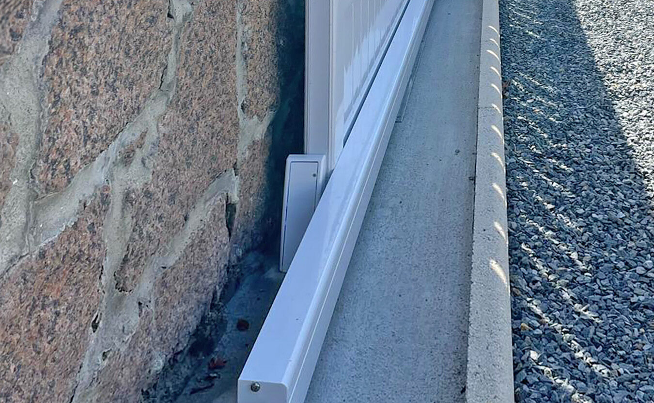 focus sur le systeme coulissant d'un portail kiclos en plv blanc