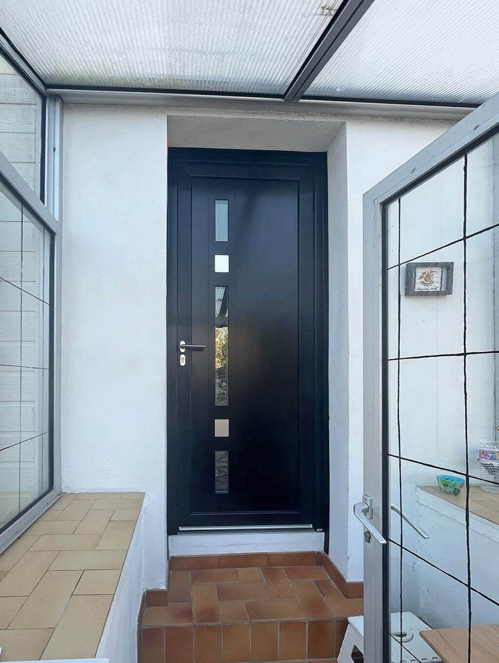 porte d'entree kiclos avec vantail en pvc et panneau aluminium noir