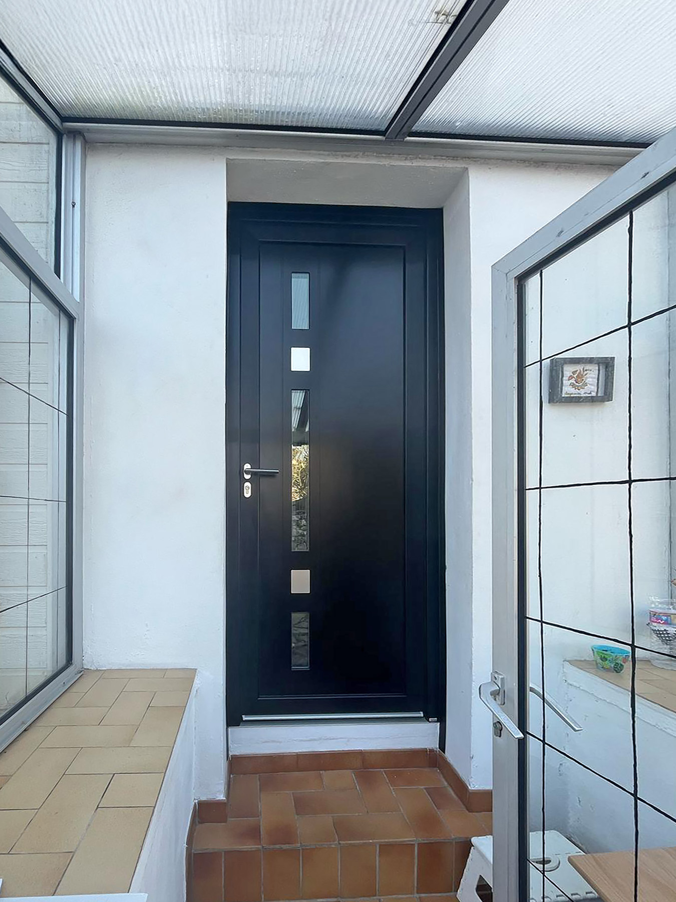 porte d'entree kiclos avec vantail en pvc et panneau aluminium noir