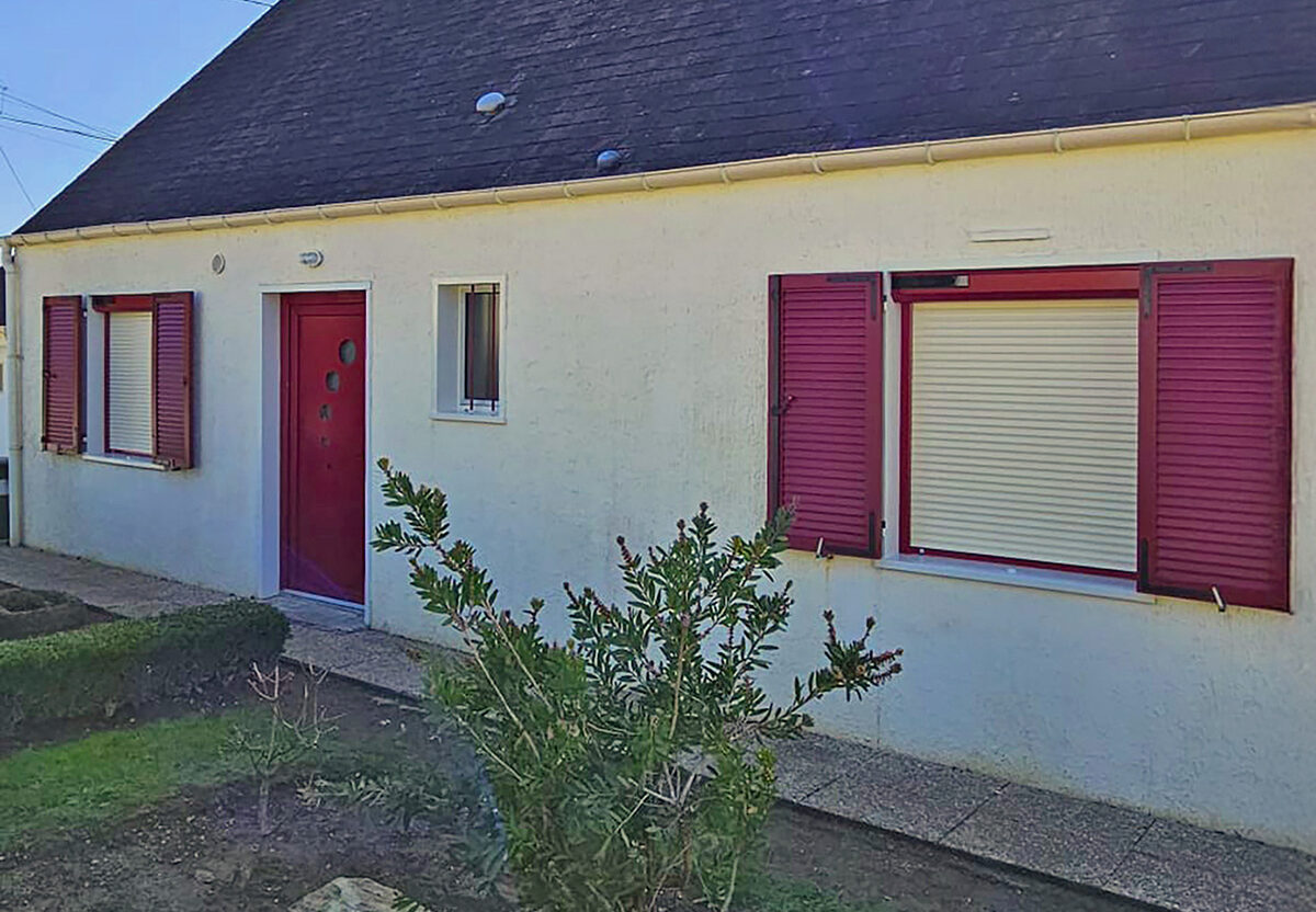 volets roulants kiclos en aluminium pourpre avec motorisation solaire et porte d'entree